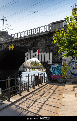 Berlino, Germania - 25 Settembre 2018: passeggiando per le strade di Berlino vicino al fiume Spree sulla un giorno caldo e soleggiato Foto Stock