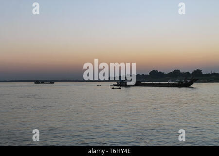 Tramonto sul fiume Irrywaddy in Myanmar visto da un Passeggero in viaggio in barca da Mandalay a Bagan Foto Stock