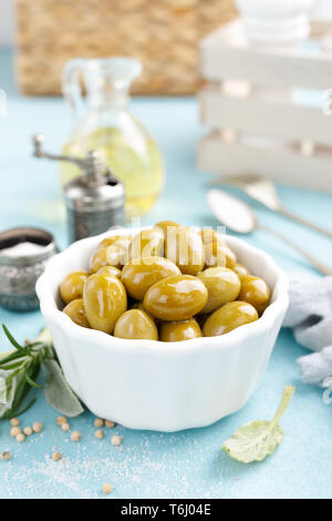 Olive verdi in una ciotola Foto Stock