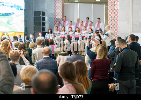 Gli spettatori in occasione di un concerto del coro. sfocata. Foto Stock