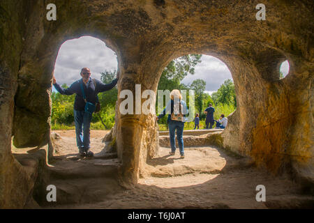 La gente a San Vicente grotta chiesa. Cervera de Pisuerga, provincia di Palencia, Castilla Leon, Spagna. Foto Stock