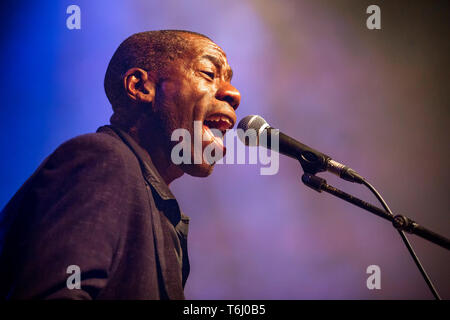 Norvegia, Oslo - Aprile 29, 2019. La band inglese Mike e la meccanica esegue un concerto dal vivo al Rockefeller di Oslo. Qui il cantante e musicista Andrew Roachford è visto dal vivo sul palco. (Photo credit: Gonzales foto - Terje Dokken). Foto Stock