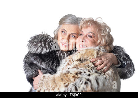 Bellissime le donne anziane in pelliccia isolati su sfondo bianco Foto Stock