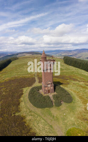 Vista aerea del monumento commemorativo Airlie sulla collina di Tulloch tra Glen Prosen e Glen Clova, vicino a Kirriemuir, Angus, Scozia. Foto Stock