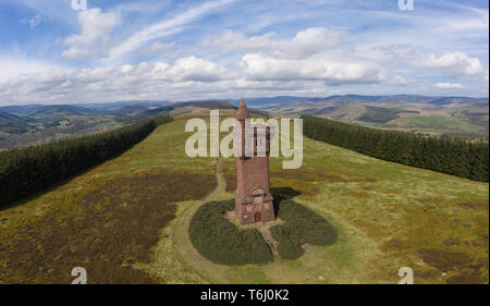 Vista aerea del monumento commemorativo Airlie sulla collina di Tulloch tra Glen Prosen e Glen Clova, vicino a Kirriemuir, Angus, Scozia. Foto Stock