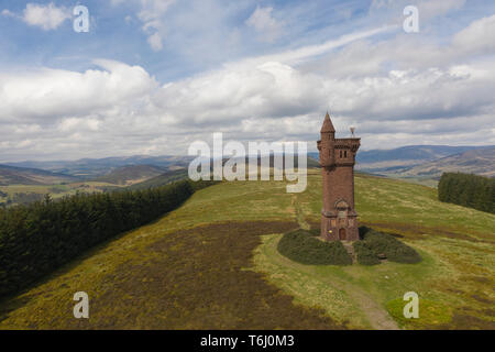 Vista aerea del monumento commemorativo Airlie sulla collina di Tulloch tra Glen Prosen e Glen Clova, vicino a Kirriemuir, Angus, Scozia. Foto Stock