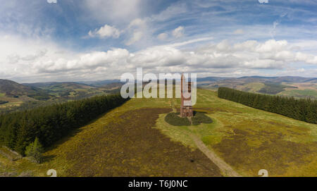 Vista aerea del monumento commemorativo Airlie sulla collina di Tulloch tra Glen Prosen e Glen Clova, vicino a Kirriemuir, Angus, Scozia. Foto Stock