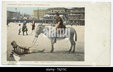 Vintage Detroit Publishing Company cartolina intitolata 'Oh, staccarsi' di una donna in sella ad un cavallo come un uomo regge le redini mentre posa su di una spiaggia di sabbia, Atlantic City, New Jersey, 1914. Dalla Biblioteca Pubblica di New York. () Foto Stock