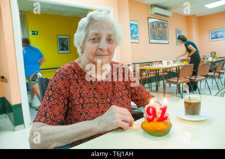 Vecchia donna nel suo novanta primo compleanno, sorridente e guardando la telecamera. Foto Stock