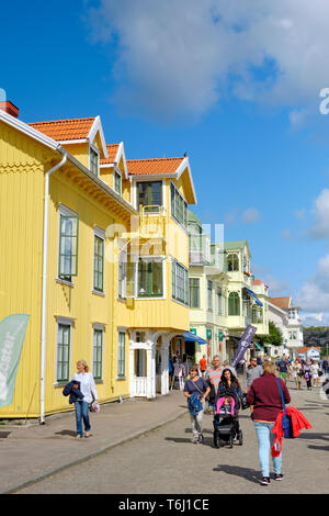 Il colorfully dipinto di Bohuslan architettura di Marstrand durante l annuale boat show in agosto - Kungälv comune, Västra Götaland County Svezia Foto Stock