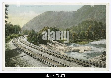 Detroit Publishing Company cartolina vintage raffiguranti i binari del treno tra Chester e Huntington nel Berkshires, Massachusetts, 1914. Dalla Biblioteca Pubblica di New York. () Foto Stock