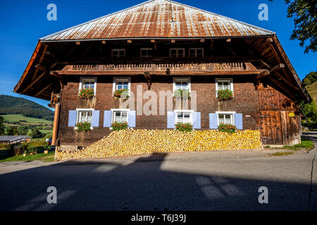 Casa nella Foresta Nera con tetto hipped e scandole in legno facciata, comune di Bernau im Schwarzwald, Germania, casa in legno dell'Alta Foresta Nera Foto Stock