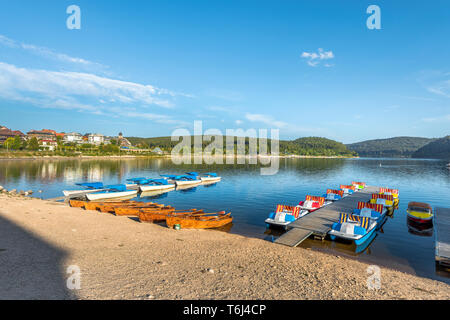 Il lago Schluchsee in Alta Foresta Nera e la città di Schluchsee al tramonto, Germania, pontili con barche allo stadio in affitto, vicino a St. Blasien Foto Stock