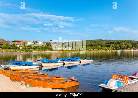 Schluchsee e vista della città di Schluchsee al lago, Alta Foresta Nera, Germania, imbarcazioni turistiche in affitto vicino la riva, nei pressi di Freiburg im Breisgau Foto Stock