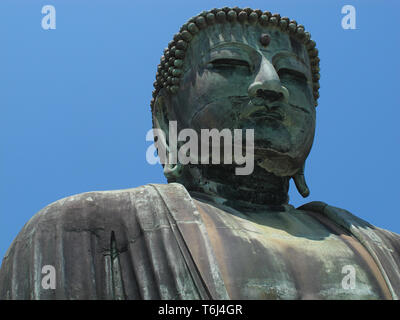 Il Grande Buddha (Daibutsu) adducendo il motivo del tempio Kotokuin a Kamakura, Giappone. Foto Stock