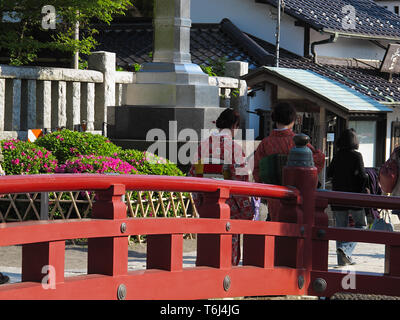 Due donne giapponesi indossano il kimono tradizionale giapponese vicino al Tempio Hasedera a Kamakura, Giappone. Foto Stock