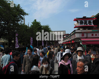 Ameyoko o Ameyayokocho mercato vicino a stazione di Ueno. Una delle principali strade dello shopping in Tokyo. Tokyo, Giappone Foto Stock