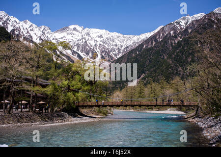 Di kamikochi con cielo blu Foto Stock