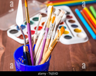 Spazzole artistico in una tazza closeup su uno sfondo sfocato Foto Stock