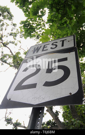 Basso angolo vista sul West 25 strada segno di Long Island, New York, Stati Uniti d'America Foto Stock