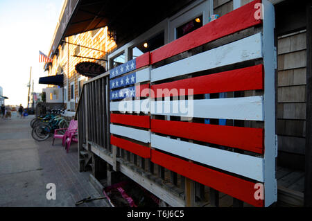 Una bandiera americana dipinta su un pallet di legno situato sull'Oceano Beach Village on Fire Island, New York, Stati Uniti d'America Foto Stock