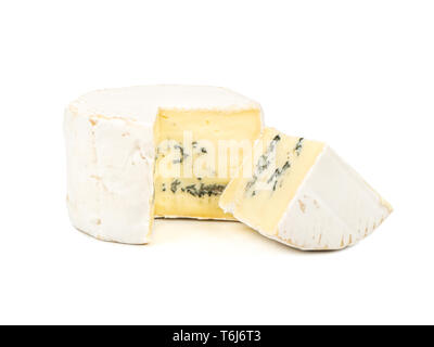 Formaggio Brie con lo stampo e la fetta su sfondo bianco Foto Stock