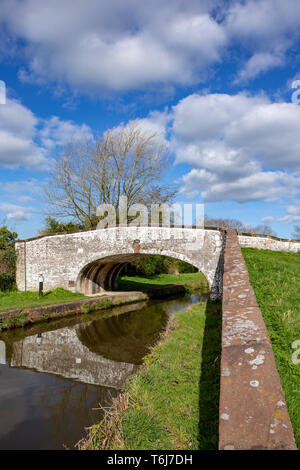 Ponte di arco oltre trent e Mersey Canal tra Sandbach e Middlewich in Cheshire Regno Unito Foto Stock