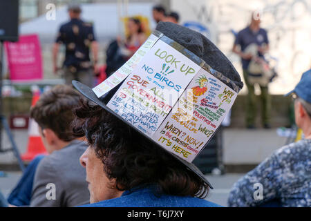 I sostenitori della ribellione di estinzione, un socio-politico di movimento di protesta, attesa lunghi giorni di proteste incentrato sul cambiamento climatico, nel mese di aprile 2019, a posizione Foto Stock