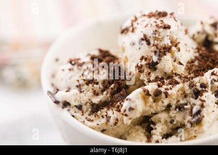 Gelato alla vaniglia con scaglie di cioccolato - straciatella. Fresche, sorbetto Foto Stock