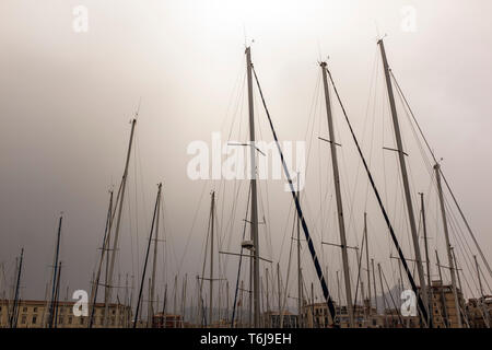 Barche a La Cala, Palermo, Sicilia, Italia Foto Stock