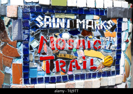 La città di New York, Stati Uniti d'America - 12 Luglio 2014 : Foto di una bellissima con la scritta 'Saint segna mosaico Trail" segno situato nell'East Village in Manha Foto Stock