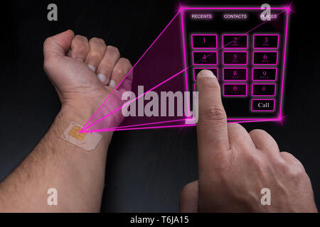 Olografica tastierino telefonico proiettato dalla SIM impiantati sotto la pelle Foto Stock