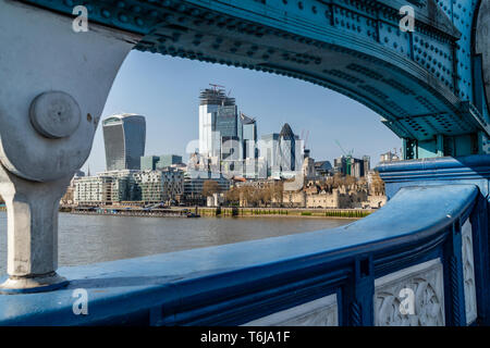 Città di Londra, dall'alto del Metropolita, i moderni grattacieli della città lungo il fiume Thames Foto Stock