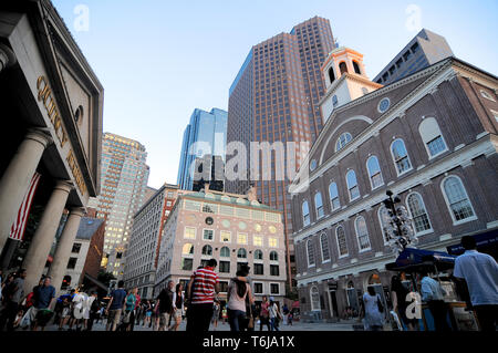 Boston, Massachusetts, STATI UNITI D'America - 19 Luglio 2014 : vista sulla piazza tra la famosa Quincy Market e la Feneuil Hall situato nel downtown di Bost Foto Stock