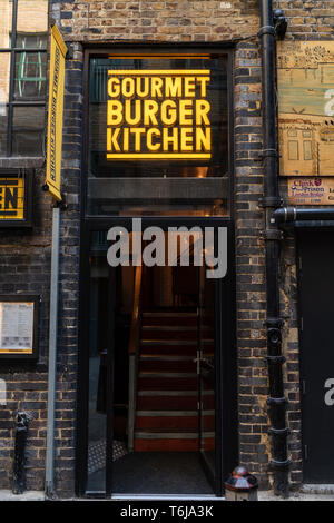 LONDON, Regno Unito - 1 Aprile 2019: Gourmet Burger Kitchen, Shopfront, ingresso, ristorante a Londra Foto Stock