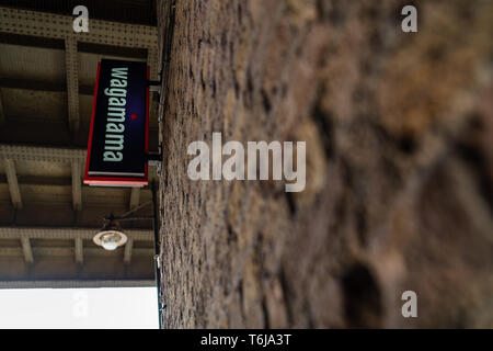 LONDON, Regno Unito - 1 Aprile 2019: Wagamama un ristorante in stile giapponese, il logo, il centro di Londra Foto Stock