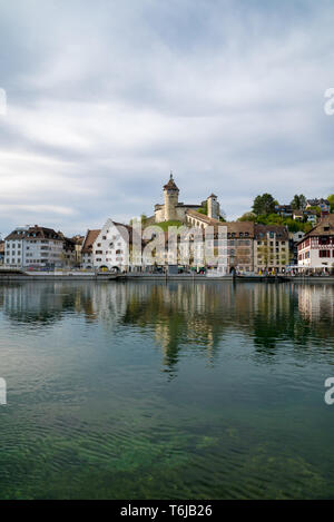 Schaffhausen, SH / Svizzera - Aprile 22, 2019: Munot il castello e il fiume Reno a Sciaffusa cityscape view Foto Stock