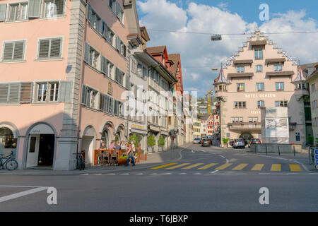 Zugo, ZG / Svizzera - 20 Aprile, 2019: molte persone godendo di una splendida serata primaverile nel centro storico della città vecchia di Zugo nella Svizzera centrale in un o Foto Stock