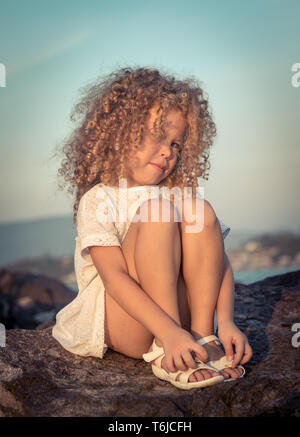 Bambina in vestito bianco e principessa corona, si pone per la fotocamera  con un bel look, spazio copia, tema giorno per i bambini Foto stock - Alamy