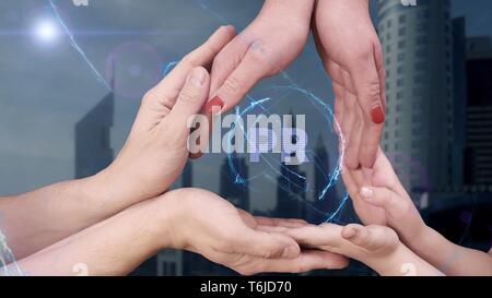 Gli uomini, le donne e i bambini con le mani in mano mostra un ologramma PR Foto Stock