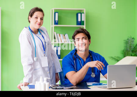 Donna e uomo ginecologi discutere caso medico presso la clini Foto Stock