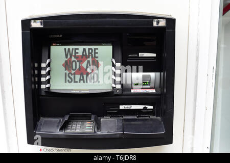 Londra, Regno Unito. Il 1 maggio, 2019. HSBC Brexit punto di contanti macchina 'non siamo un' isola di credito: Van Quan/Alamy Live News Foto Stock