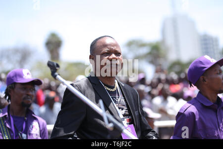 Con sede a Parigi musicista Congolese Nyboma Mwan'dido (centro) visto eseguire durante le celebrazioni. I keniani hanno celebrato la festa del lavoro a Uhuru Park di Nairobi dove alcuni giovani hanno protestato contro la corruzione dilagante e scarsa leadership in Kenya. La disoccupazione e la sottoccupazione è diffusa nel paese. Foto Stock