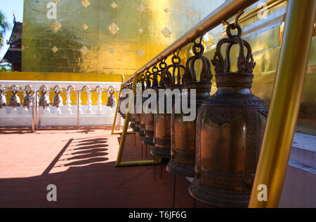 Le campane in una fila di Wat Phra Singh tempio di Chiang Mai Foto Stock