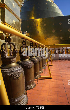 Le campane in una fila di Wat Phra Singh tempio di Chiang Mai Foto Stock