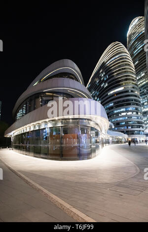 Pechino architettura moderna di notte illuminata Soho Foto Stock