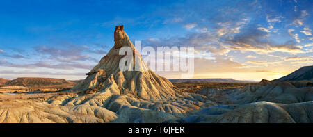 Castildeterra rock formazione nel Bardenas Blanca area delle Bardenas Riales parco naturale, Navarra, Spagna Foto Stock