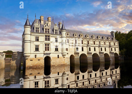 Francese Chateau de Chenonceau che attraversano il fiume Cher nella Valle della Loira al tramonto, Indre-et-Loire département, Francia Foto Stock