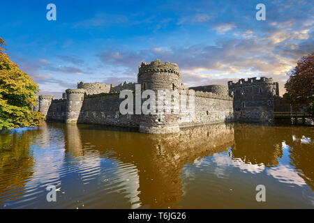 Beaumaris Castle, guardando verso Snowdonia, costruito nel 1284 da Edward 1st, considerato uno dei migliori esempio del XIII secolo archita militare Foto Stock