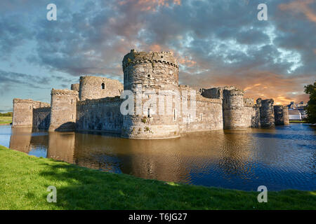 Beaumaris Castle, guardando verso Snowdonia, costruito nel 1284 da Edward 1st, considerato uno dei migliori esempio del XIII secolo archita militare Foto Stock